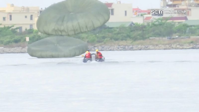 大鵬灣水域跳傘空訓　1250呎高空精準降落