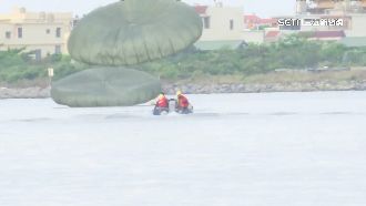 大鵬灣水域跳傘空訓　1250呎高空精準降落