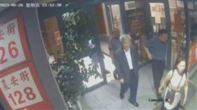 北市警察局長張榮興走出魚翅餐廳包廂。（圖／翻攝畫面）