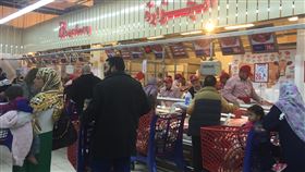 埃及超市肉品區埃及這兩年飽受美元短缺帶來的高通膨之苦，物價跟著當地貨幣大幅貶值而不斷上漲，當地消費者肉類購買力已大幅下降。中央社記者施婉清開羅攝  113年5月9日