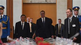 塞爾維亞總統武契奇（右4）為中國國家主席習近平（左2）的到來，以最盛大排場歡迎。（圖／翻攝自Aleksandar Vučić臉書）