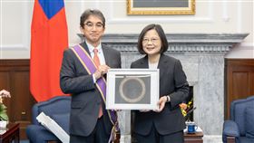 總統蔡英文頒授日本前外務省大臣官房長垂秀夫「大綬景星勳章」（圖／總統府提供）
