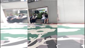 日本一對未成年情侶檔，疑似在新宿車站前互相安慰，被網友拍下PO上網路。（圖／翻攝X）