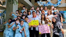 李世凱（前排白外套者）獲傑出護理人員-專業貢獻獎。（圖／護理學會提供）