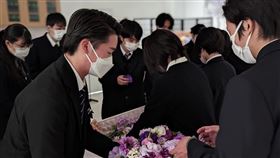 台灣棒球少年築夢日本 轉行改當禮儀師來自台灣的吳孟軒（左）9年前為了在甲子園打高校野球、成為職棒選手而來到日本，但經歷受傷與低潮後，他決定結束棒球生涯，最後回到曾祖父輩開始的殯葬行業，畢業於日本東京觀光旅遊學院葬禮企劃學科，並取得日本葬祭企劃2級資格。（吳孟軒提供）中央社記者戴雅真東京傳真  113年5月9日