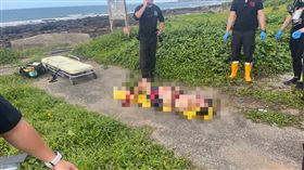 新北石門驚見男子陳屍海灘！半裸趴臥礁石上「全身冒屍斑」。（圖／翻攝畫面）