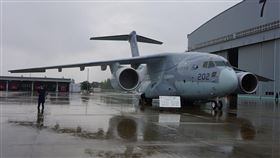 日本自衛隊C-2運輸機，又稱川崎C-2（原型機代號XC-2）。圖為原型機XC-2，攝於2012年10月28日航空自衛隊岐阜基地。（圖／作者Hunini，CC BY-SA 3.0）