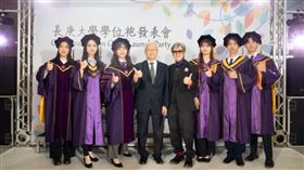 長庚大學專屬學位袍亮相 高質感設計融入學校特色