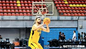 ▲T1季後賽，中信特攻洋將克力斯賽後練投三分球。（圖／記者劉彥池攝影）