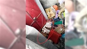 ▲精忠街該處民宅飼養多隻貓咪，屋內環境卻髒亂不堪，有如垃圾場，毛孩在其中只能艱困求生。（圖／讀者提供）