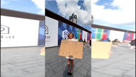 英國網紅邦妮在倫敦舉牌尋找激戰對象。（圖／翻攝自邦妮IG）