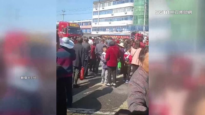 不滿逼「買公墓」！中國湖北公嬤上街抗議