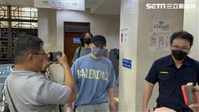 ▲Toyz相當低調赴北檢出庭。（圖／翻攝畫面）