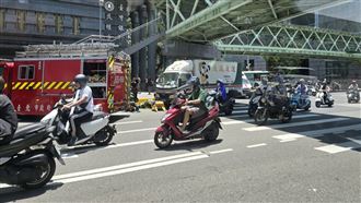 女行人過馬路不慎跌倒遭輾　送醫搶救不治