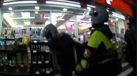 19歲洪姓攤販違規擺攤被警方驅離，雙方爆發衝突。（圖／翻攝畫面）