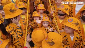 小朋友身著虎爺轎班服體驗小虎爺轎