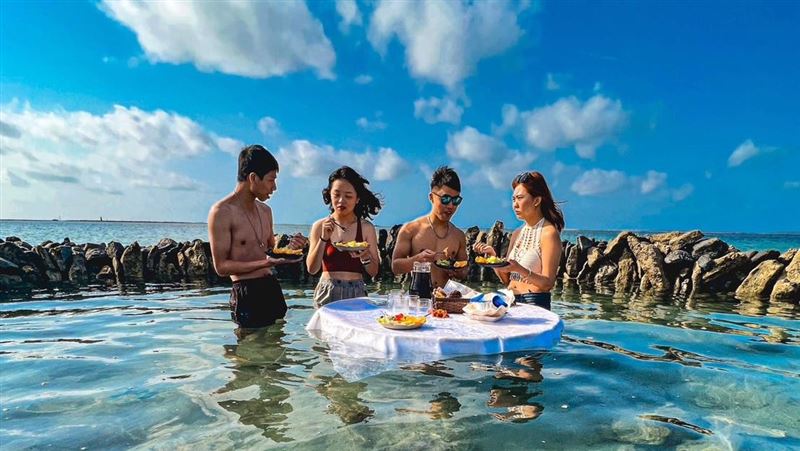 澎湖夢幻新景點「石滬漂浮早餐濕身秀」