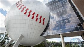 兄弟飯店董事長洪騰勝在桃園龍潭開設的名人堂花園大飯店，亮眼棒球球體建築曾轟動一時，如今卻被員工爆料拖欠薪資。（本刊資料照）