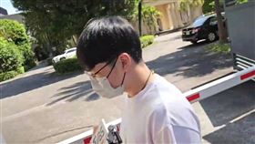 ▲鄭姓實習律師酒駕撞死吊車司機，北院國民法官開庭，鄭男低調出庭，未回應媒體追問。死者姊姊哽咽，媽媽已經瞎了一隻眼睛。（圖／翻攝畫面）