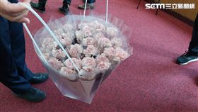 韓國瑜準備1500朵康乃馨，送立委。(圖/記者陳怡潔攝影)