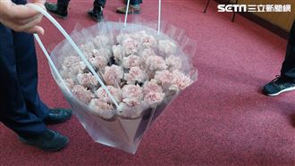 韓國瑜送1500朵康乃馨慶母親節　立委曬圖