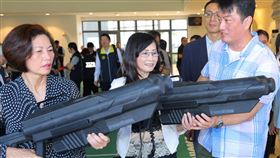 北市議員前往北市刑大，參觀數位科技戰情中心，議員秦慧珠奮力舉起體積龐大的空拍機攔截槍。（圖／北市刑大提供）