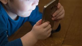 3C,滑手機,低頭族,玩手機,兒童,研究,加拿大,大腦,發展　圖／翻攝自Pixabay https://goo.gl/jvtKWo