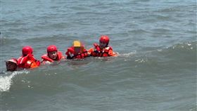 彰化蚵農，王功海域，受困蚵田，孤立無援，海巡乘風破浪救上岸(圖／翻攝畫面)