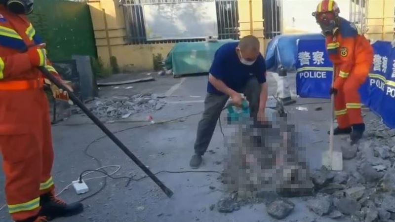 男狠殺好友水泥封屍！工人敲開人塚還帶血