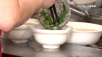直擊餛飩麵店蟑螂亂竄！老闆疑拒退錢