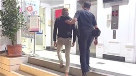 新北男不還車，車行員工持棒球棒追趕。（圖／翻攝畫面）