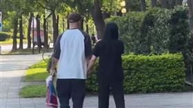 大s牽手具俊曄散步。（圖／翻攝自「娛聞蜀黍」微博）