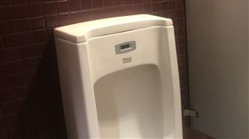 小便斗,口水,儀式.抽菸,痰(賴俊佑攝影)