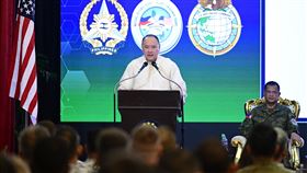 菲律賓國防部長鐵歐多洛菲美年度「肩並肩」聯合軍演10日閉幕。菲律賓國防部長鐵歐多洛（白衣者）表示，據規劃，明年肩並肩軍演將是全面的戰鬥模擬，在最接近現實的情境測試菲美聯合戰力。中央社特約記者Edward Bungubung攝 113年5月10日