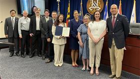 美國馬里蘭州洛克維爾市肯定台灣移民貢獻美國馬里蘭州洛克維爾市訂定每年5月12日至19日為台美人傳統週，華府台灣學校應屆畢業生唐若琳（右5）8日代表台美人社群接受宣言。（華府台灣學校提供）中央社  113年5月10日