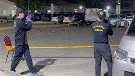 嘉義市今晚發生聚眾鬥毆事件，2男遭開山刀砍傷，現場血跡斑斑怵目驚心。（圖／翻攝畫面）