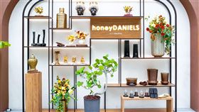 ▲眾多國際精品指定合作對象「honeyDANIELS florist丹尼爾花藝」，運用花藝跨足大型展場佈置，巧妙融合「橘」、「吉」意象創意打造吉祥道主題佈景。（圖／吉祥道提供）