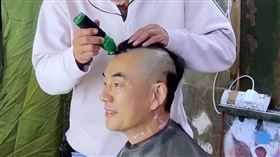 任賢齊為《九龍城寨之圍城》剃頭，導演鄭保瑞親自操刀。（圖／華映娛樂）