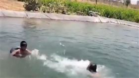 26歲哥不會游泳滅頂「弟假裝救援」！3姊弟竟笑看他（圖／翻攝自ｘ）