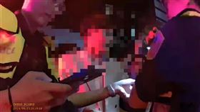 在IG擁有16.1萬粉絲的網紅「Mr.R（R哥）」，於10日晚間在北市信義區發起「撒錢活動」，吸引約3000人到場瘋搶，甚至因此引發推擠事件，就連到場的警車都被人潮圍住，事件曝光後引發外界熱議。信義警分局指出，已蒐集相關事證，將朝刑法公共危險及社會秩序法妨害安寧犯行偵辦。