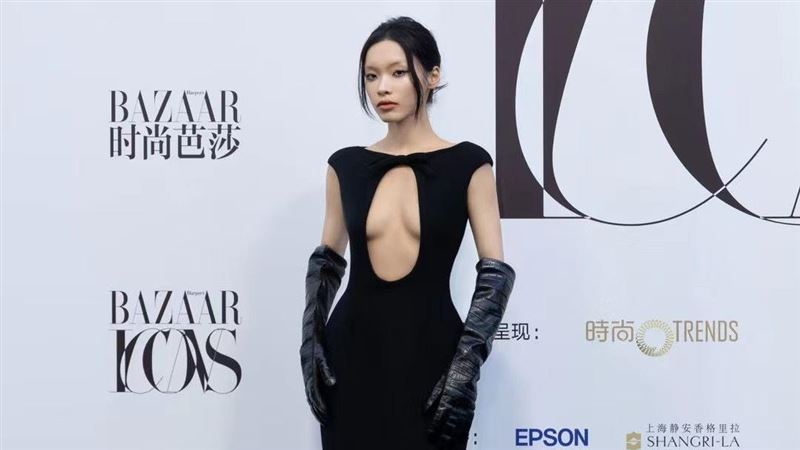 疑沒穿內衣　25歲女星「中門大開」全露了