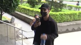 網紅「Mr.R（R哥）」10日晚間在北市信義區發起「撒錢活動」，吸引約3000人到場瘋搶，甚至因此引發推擠事件，就連到場的警車都被人潮圍住，事件曝光後引發外界熱議。今天（11日）上午11時，Mr.R現身三張犁派出所，僅說「我先做筆錄，警察在等我」隨即快步進入派出所。