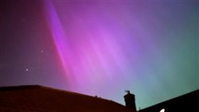 智庫專家曼斯菲德（Iain Mansfield）告訴法新社：「我們剛把小孩叫醒，讓他們在後花園觀看北極光。用肉眼就可以清楚看見。」（圖／翻攝自Ｘ）