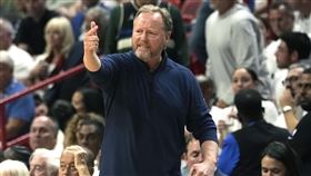 ▲前公鹿冠軍教頭巴登霍澤（Mike Budenholzer）轉戰太陽隊。（圖／美聯社／達志影像）