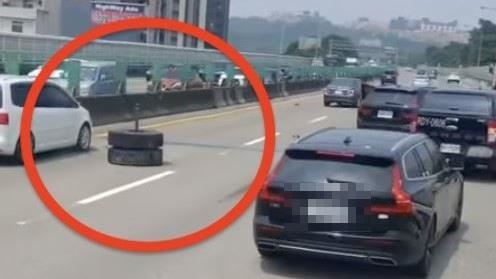 砂石車國3噴輪胎「瑞典坦克」撞上車頭卯