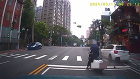 台北市文山區今天上午6時許發生一起死亡車禍，一名朱姓男子（60歲）騎機車停等紅燈時，突遭吳姓男子（34歲）開車衝撞，朱男人車被撞飛約10多公尺遠倒地不起，經送醫急救仍傷重不治。