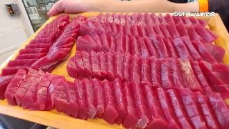 漁民捕百隻黑鮪魚　水產行銅板價賣生魚片