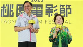 桃園電影節，金馬影后陳淑芳曾應邀擔任桃影台灣獎頒獎人(左為桃園市長張善政）。（圖／海鵬提供）