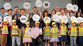 王國材出席交通安全宣導活動  戴起小黃帽靖娟兒童安全文教基金會11日與台北市立兒童新樂園合作，舉辦以交通安全宣導為主的大型闖關活動「小黃帽交通安全同樂會」，交通部長王國材（前左4）到場參與，戴起小黃帽接受小朋友贈送卡片。中央社記者吳欣紜攝  113年5月11日