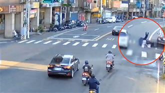 7旬婦硬闖紅燈過馬路　外送員摔車鏟飛她